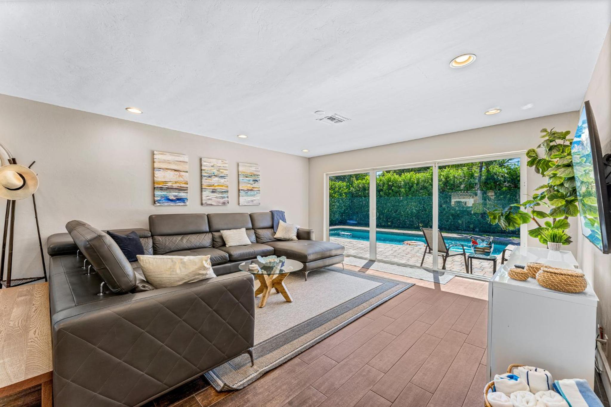 Exquisite House in LBTS- 7 Min Walk to the Beach! view 2