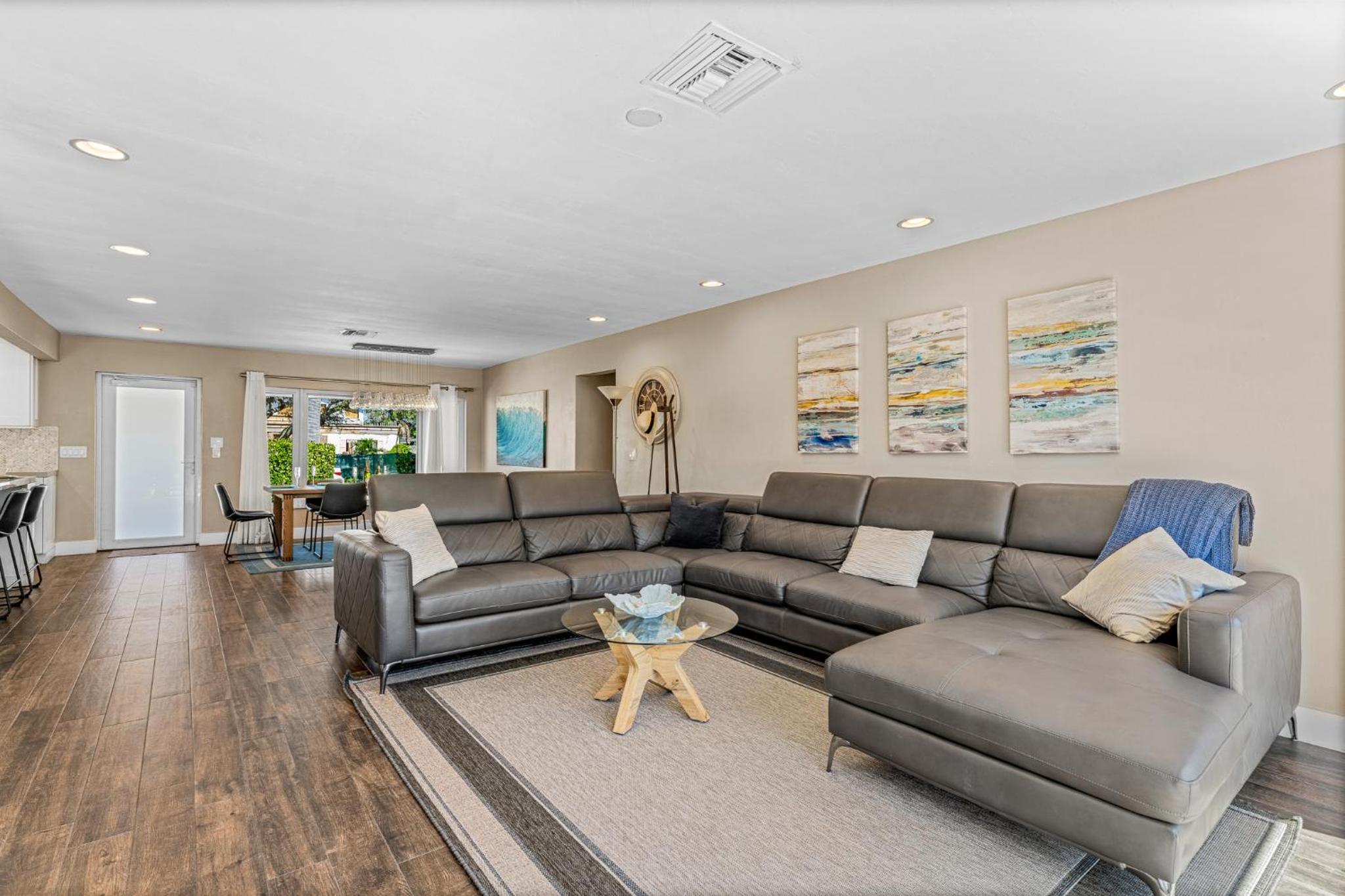 Exquisite House in LBTS- 7 Min Walk to the Beach! view 3