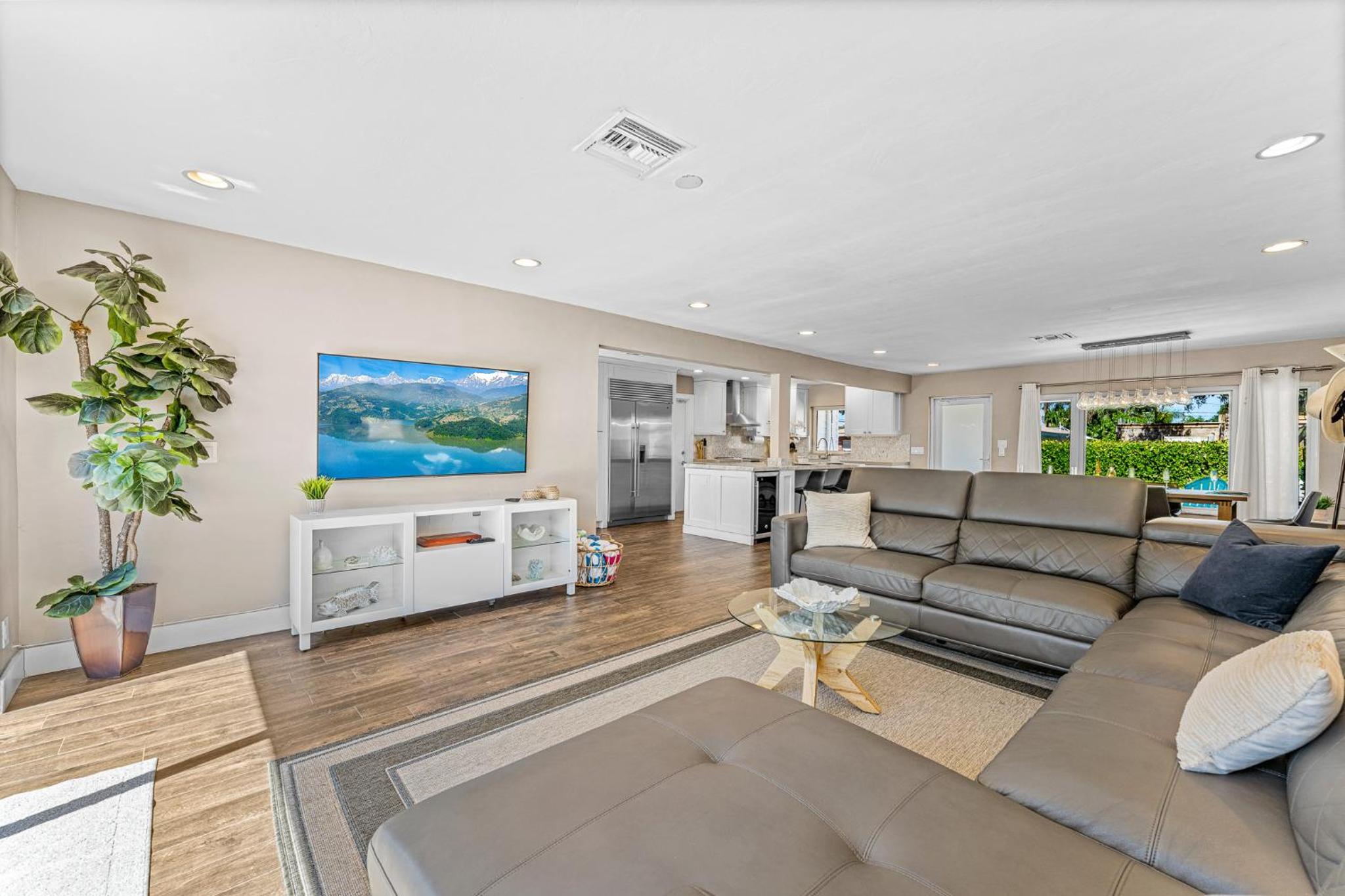 Exquisite House in LBTS- 7 Min Walk to the Beach! view 4