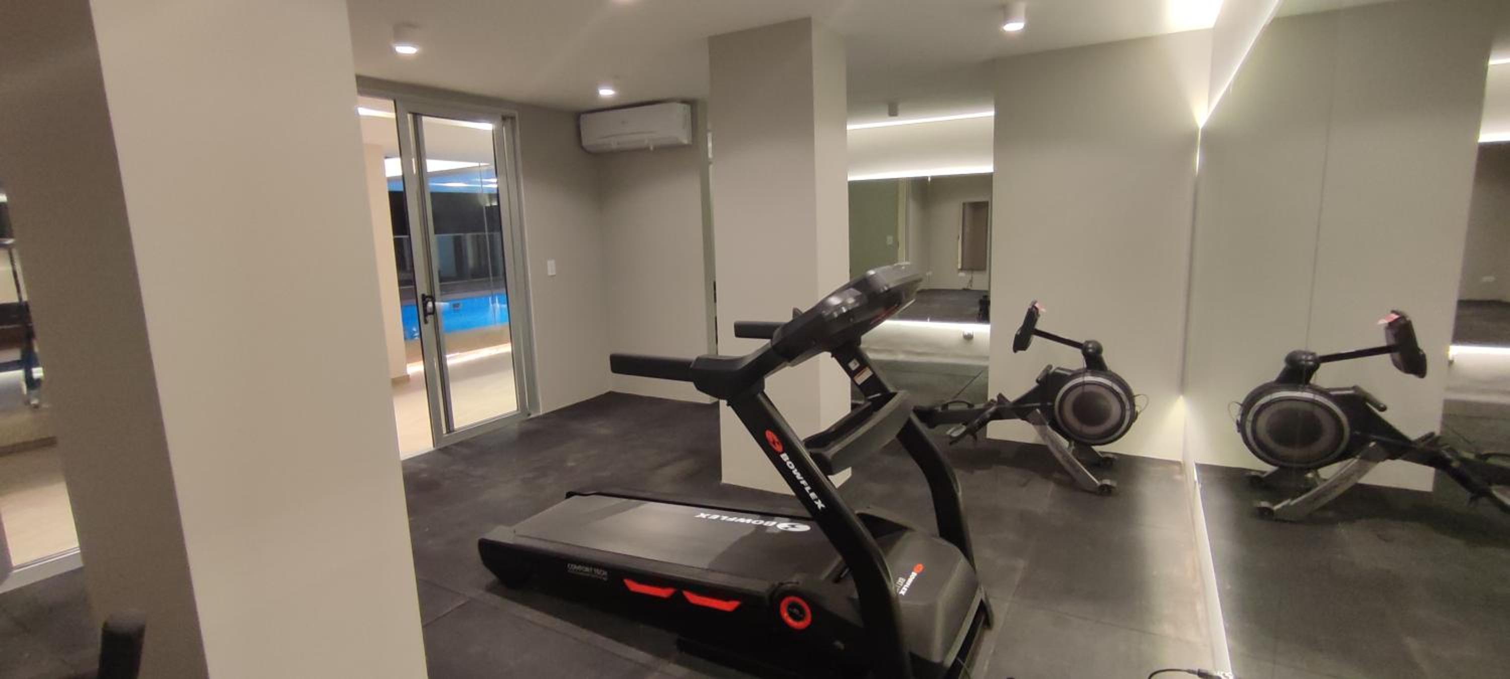 APARTAMENTO MODERNO EN EQUIPETROL, CON CINE - PISCINA - GYM y PARQUEO GRATUITO. Proximo a Los Tajibos, Ventura Mall, SUPER ICENORTE