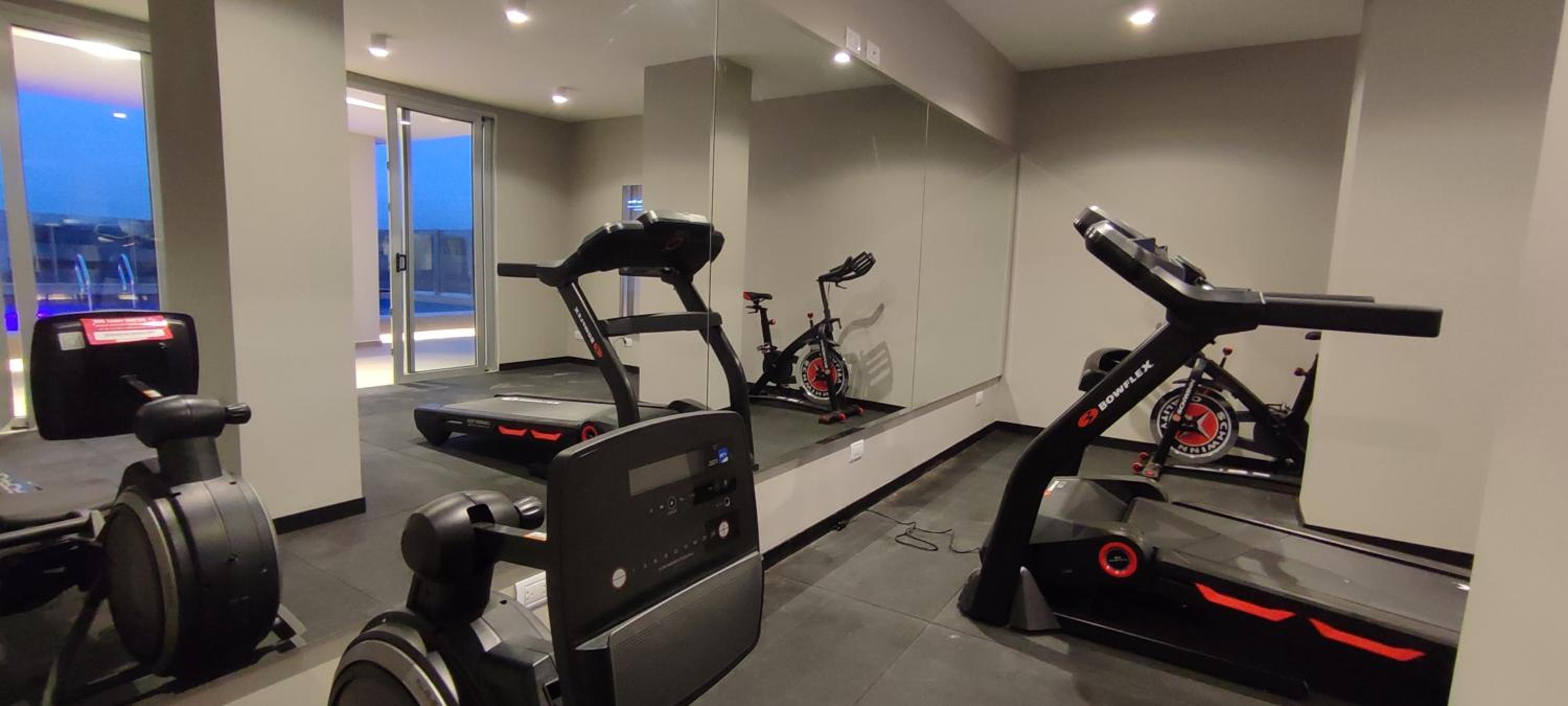 APARTAMENTO MODERNO EN EQUIPETROL, CON CINE - PISCINA - GYM y PARQUEO GRATUITO. Proximo a Los Tajibos, Ventura Mall, SUPER ICENORTE