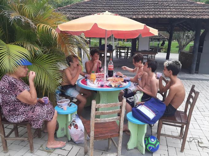 Casa a 40 metros da praia, rua tranquila