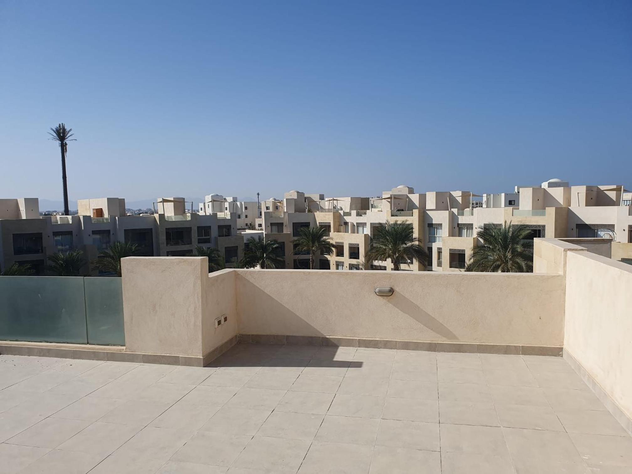 Mangroovy 2BR with roof view 4