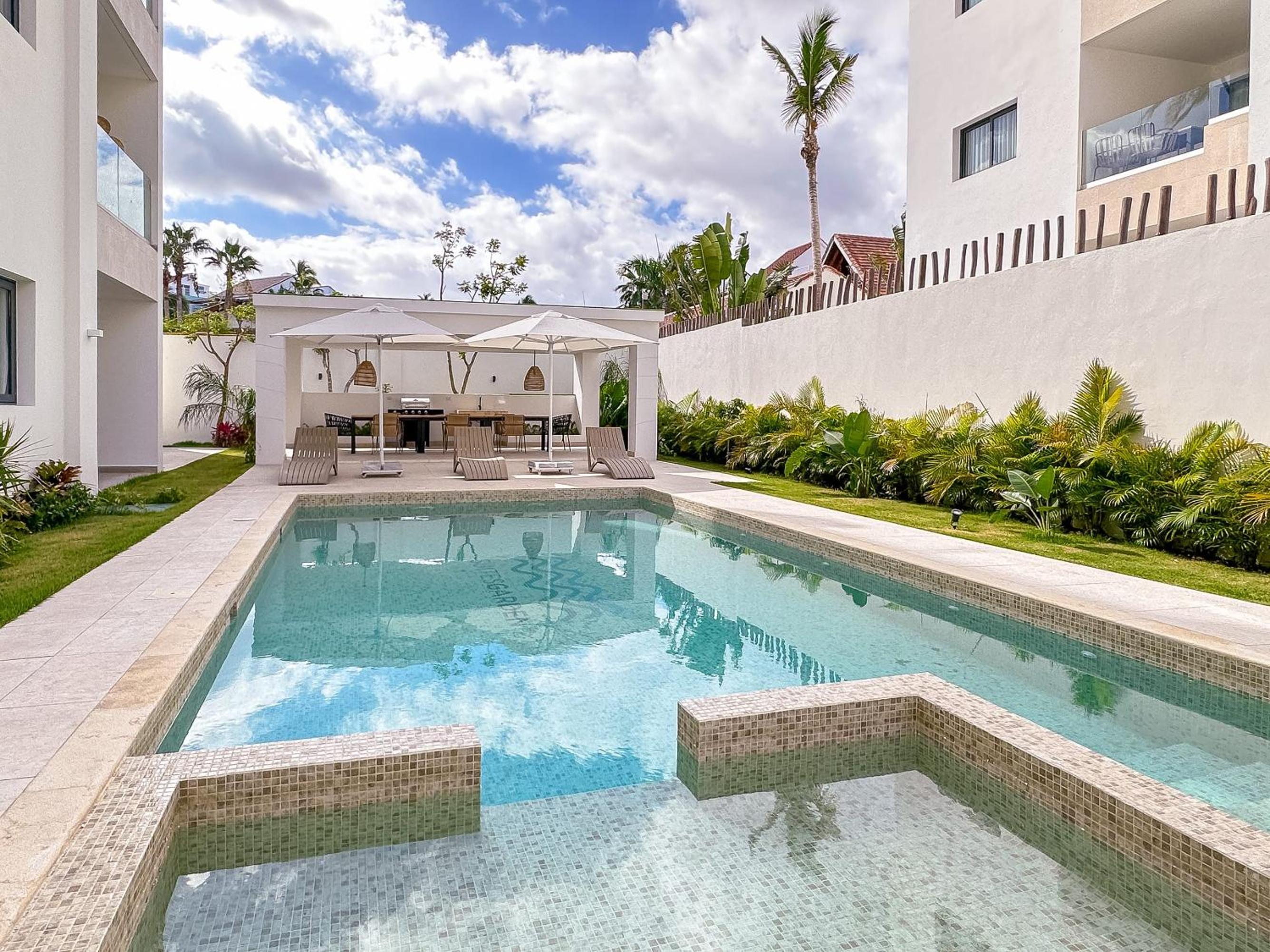 Beautiful and modern new condo on the beach view 3