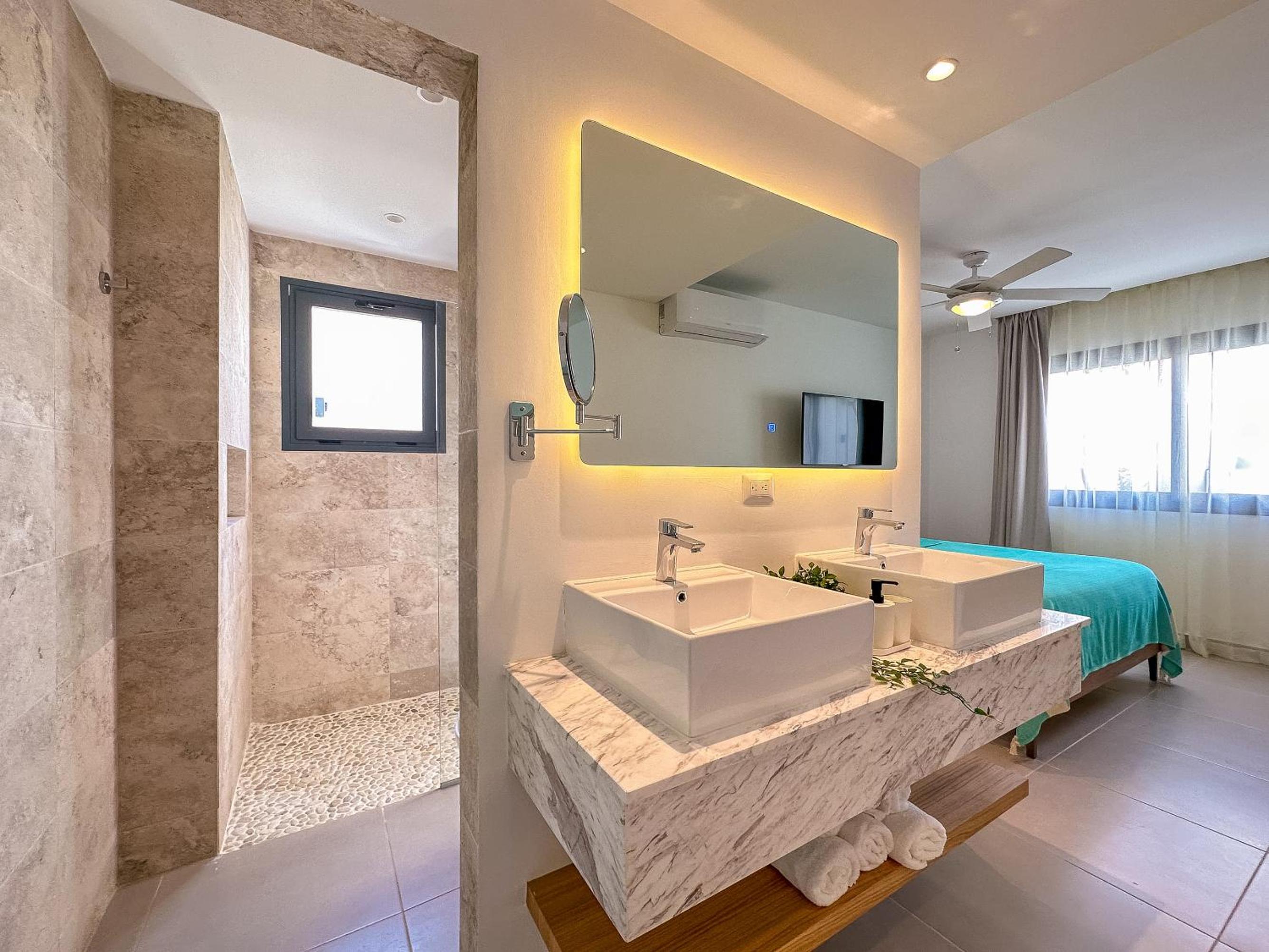 Fantastic brand new beach condo