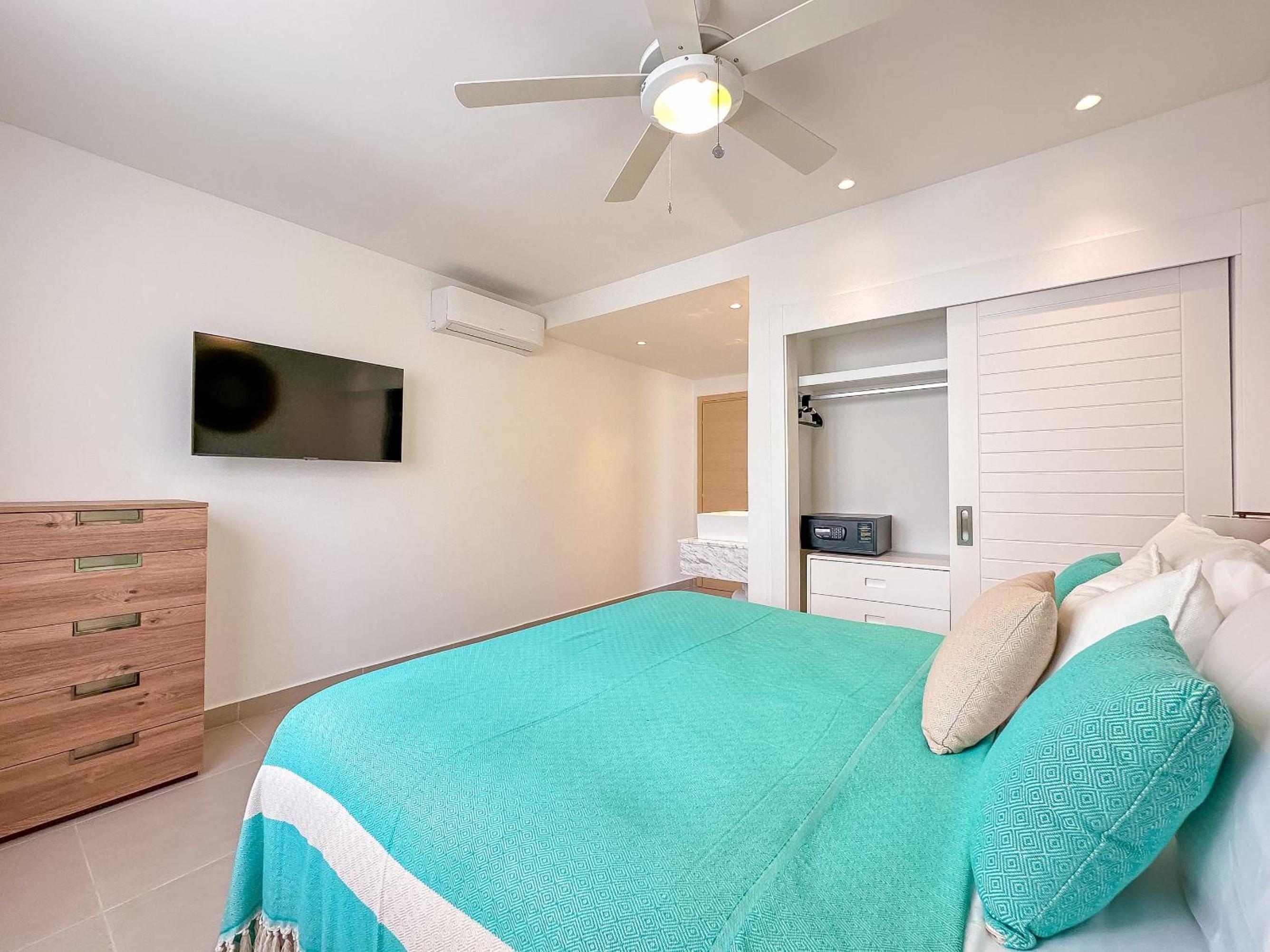 Fantastic brand new beach condo