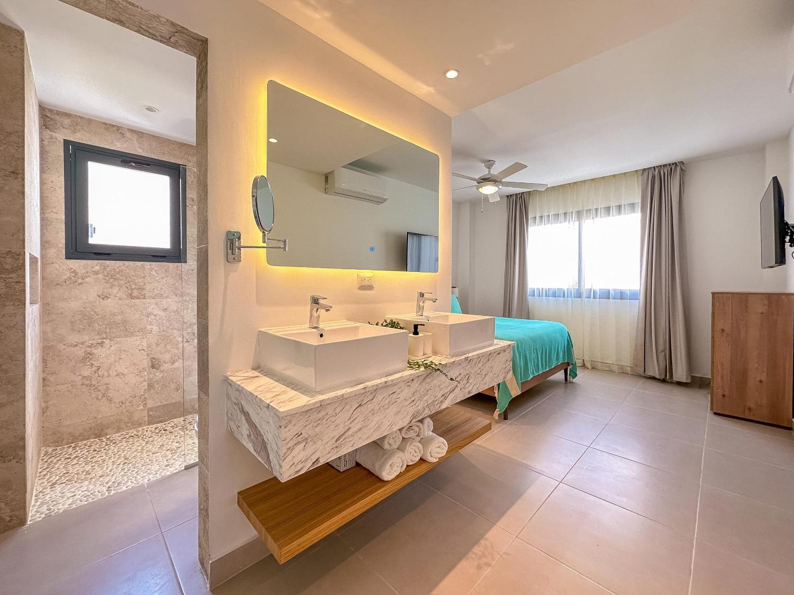 Fantastic brand new beach condo