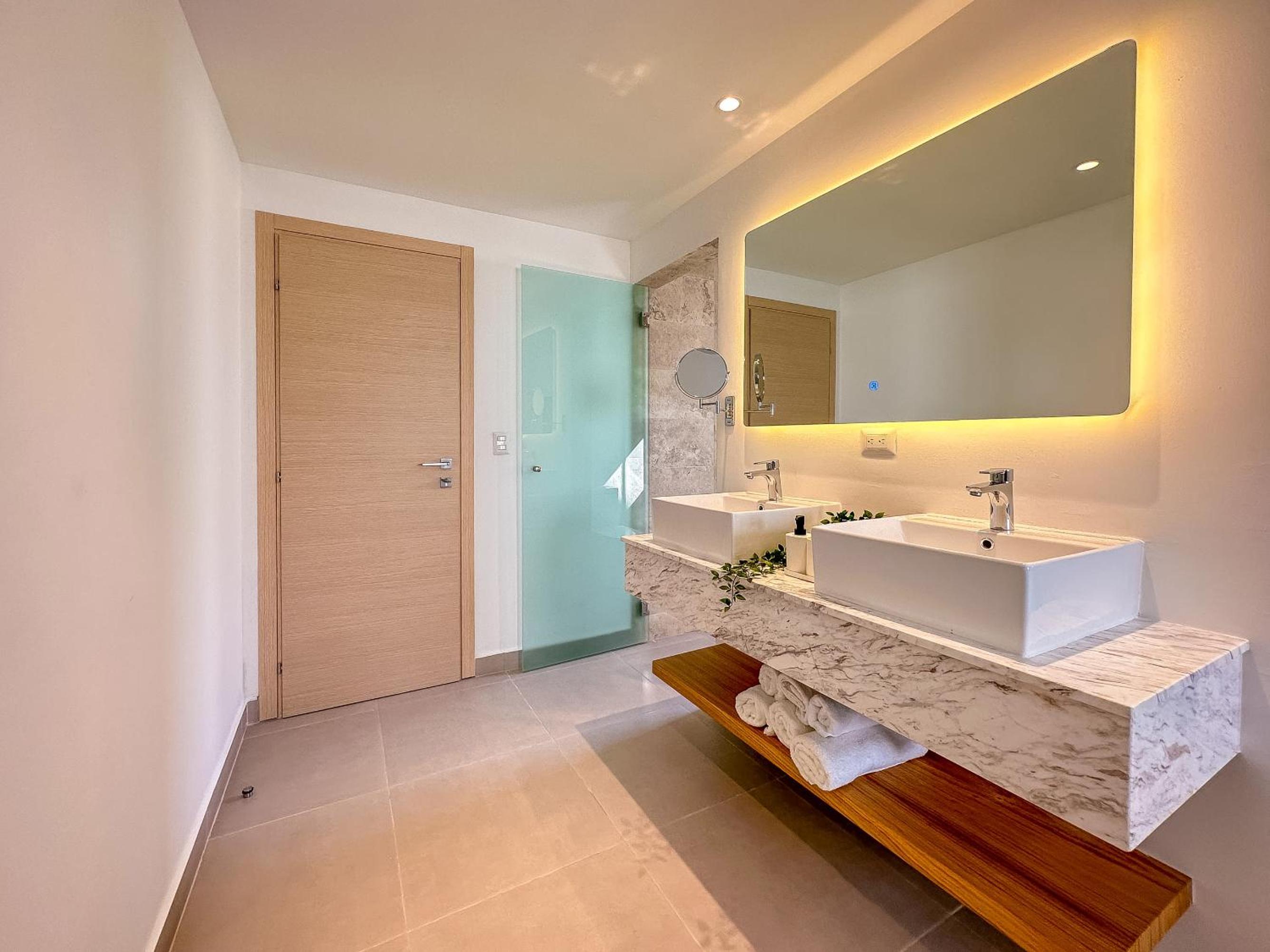 Fantastic brand new beach condo