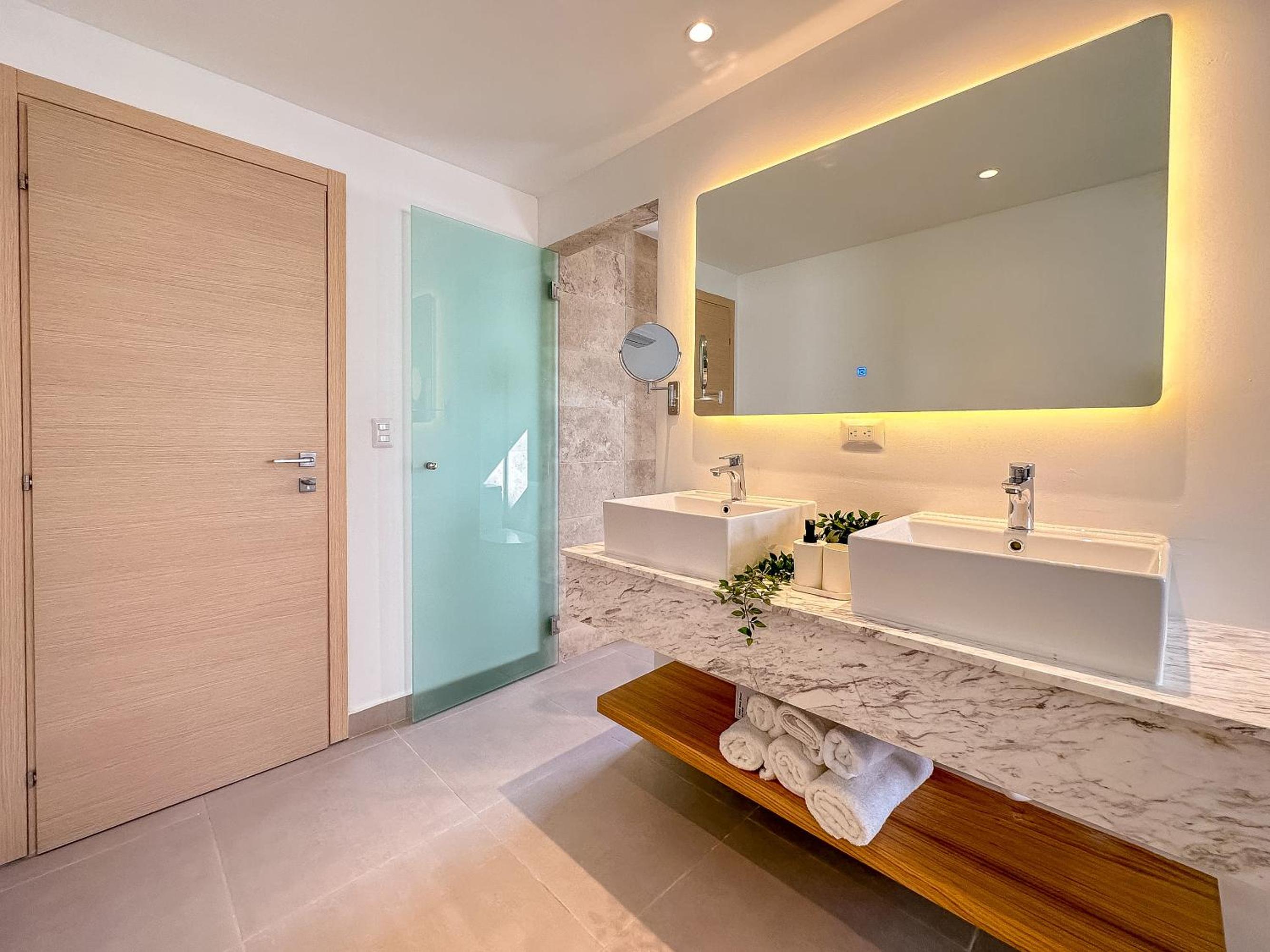 Fantastic brand new beach condo