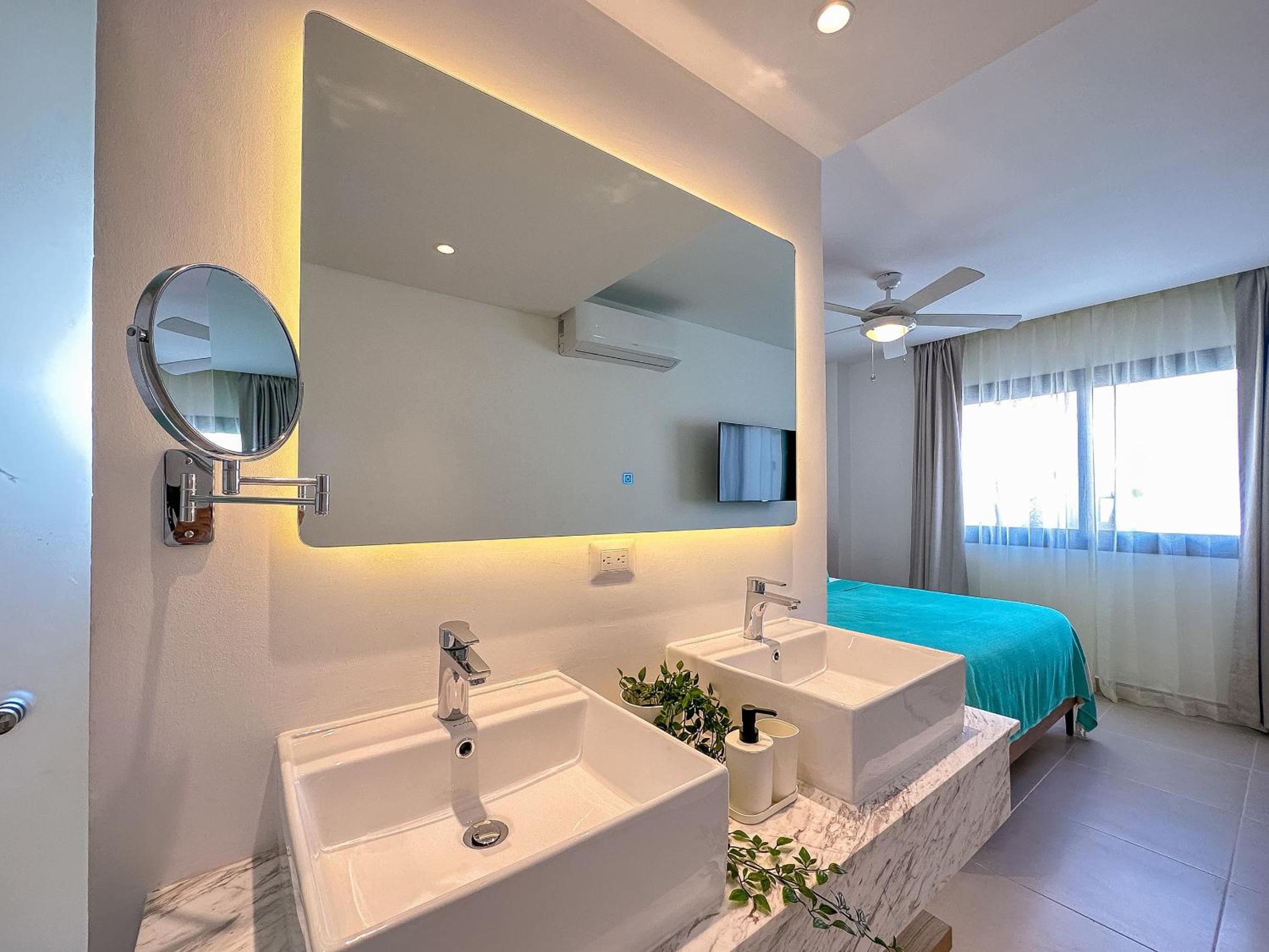 Fantastic brand new beach condo