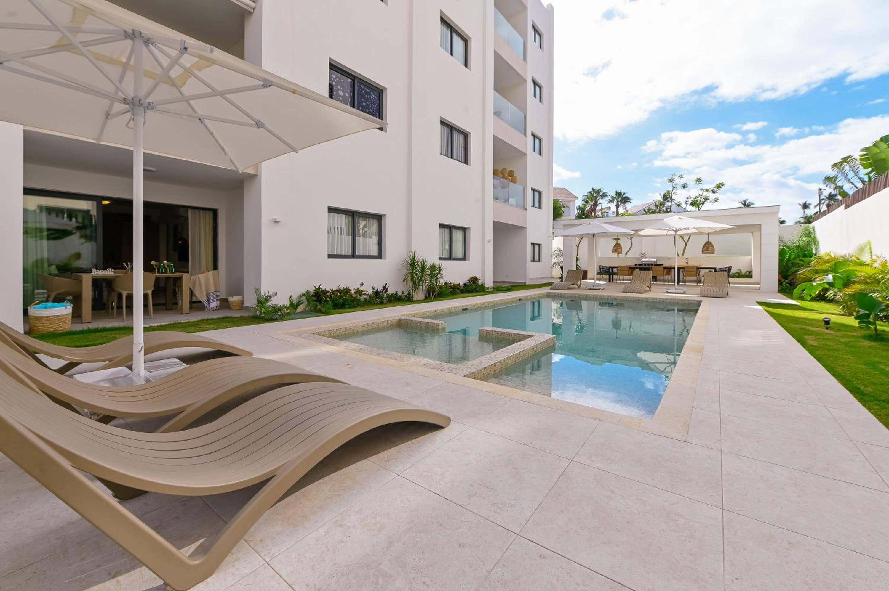 Fantastic brand new beach condo