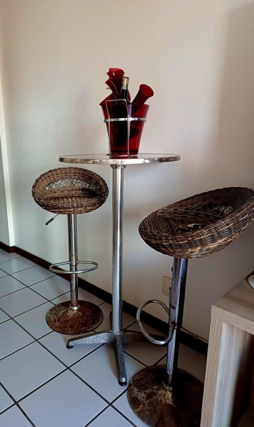 Apartamento Compartilhado, com 02 Quartos, sendo 01 suíte