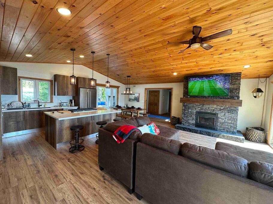 Dom Chalet Waterfront at Stoco Lake