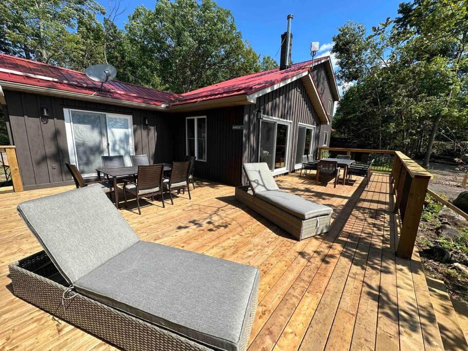 Dom Chalet Waterfront at Stoco Lake