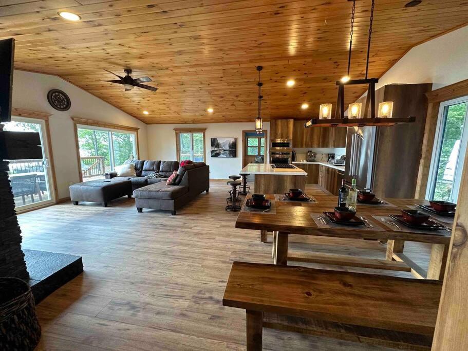 Dom Chalet Waterfront at Stoco Lake