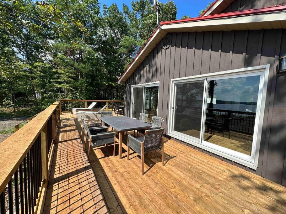 Dom Chalet Waterfront at Stoco Lake