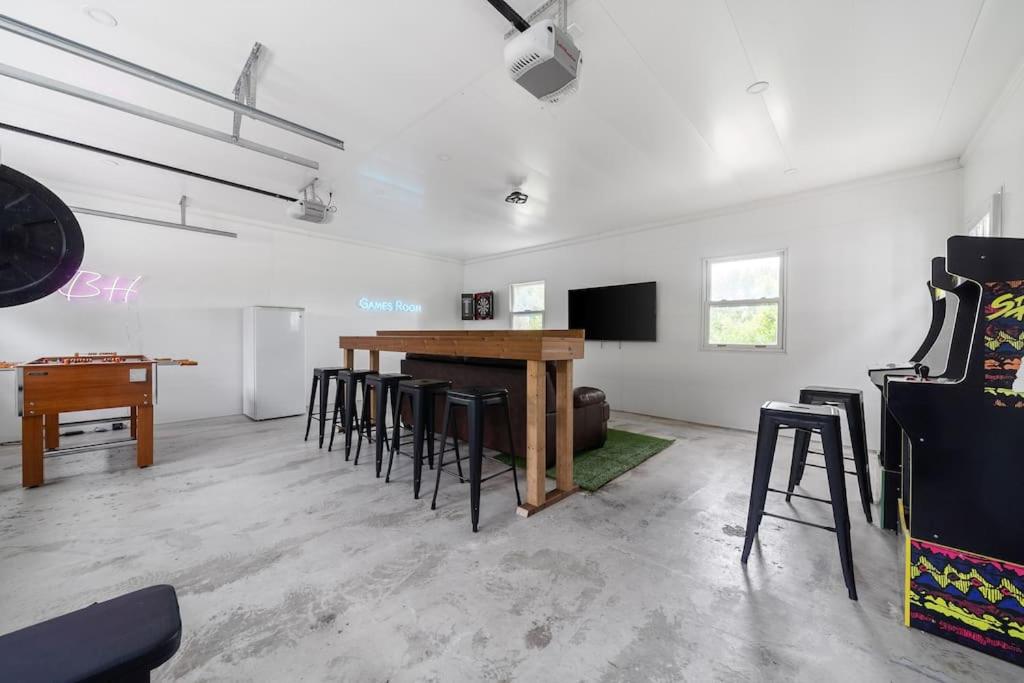 Lakeview Luxury Farmhouse Retreat - Hot Tub - Games Room