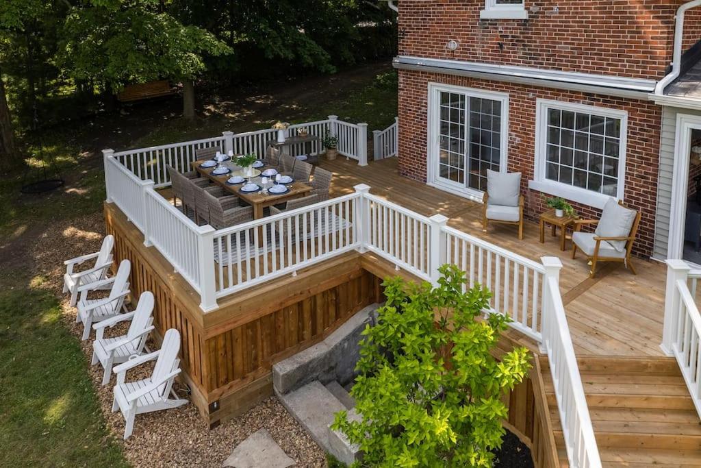Lakeview Luxury Farmhouse Retreat - Hot Tub - Games Room