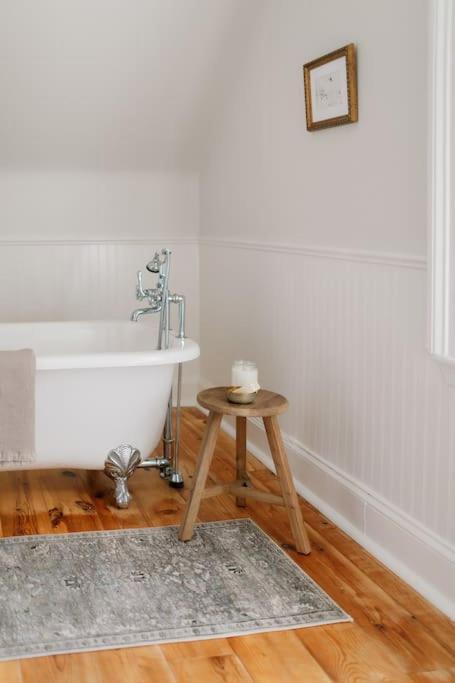 Lakeview Luxury Farmhouse Retreat - Hot Tub - Games Room