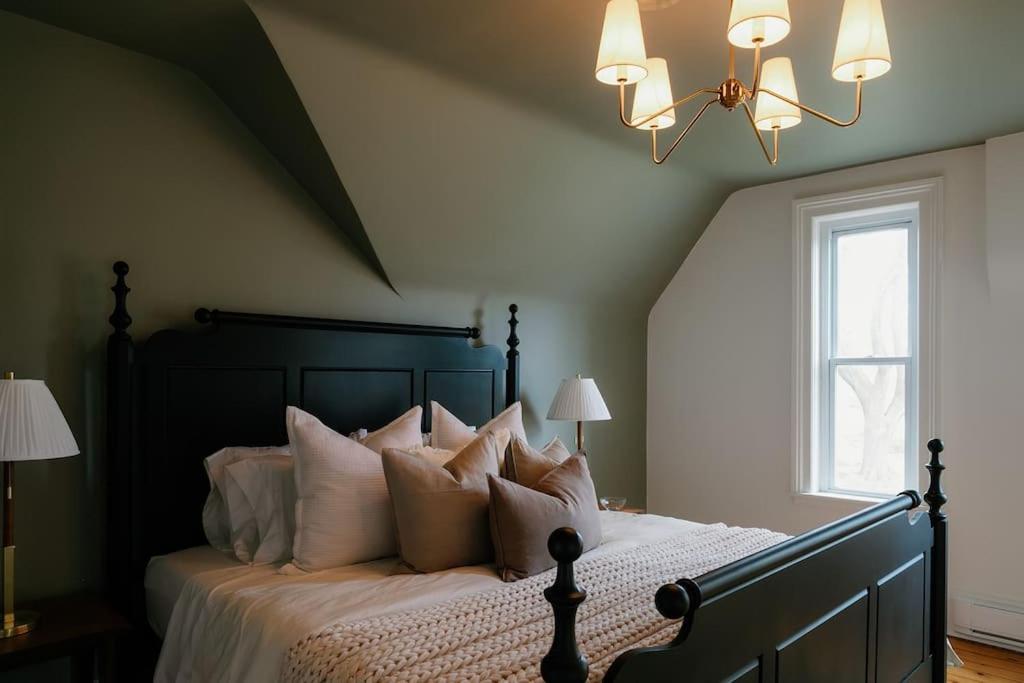 Lakeview Luxury Farmhouse Retreat - Hot Tub - Games Room