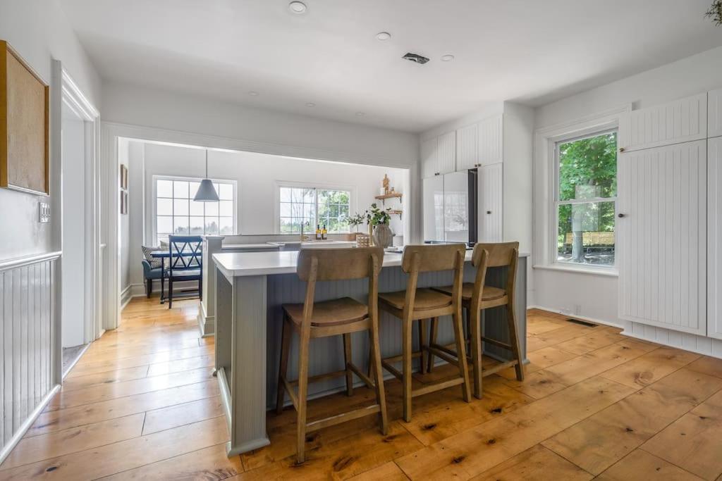Lakeview Luxury Farmhouse Retreat - Hot Tub - Games Room