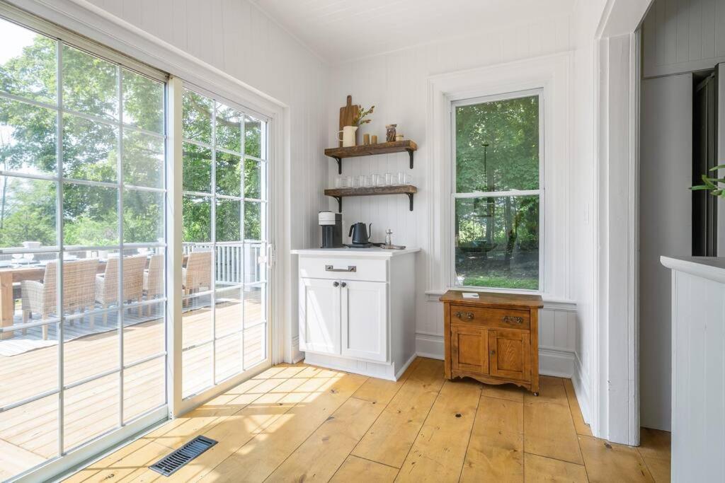 Lakeview Luxury Farmhouse Retreat - Hot Tub - Games Room
