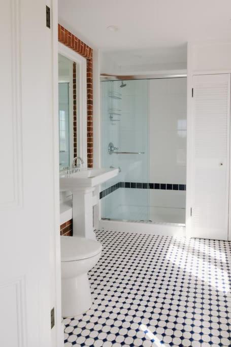 Lakeview Luxury Farmhouse Retreat - Hot Tub - Games Room