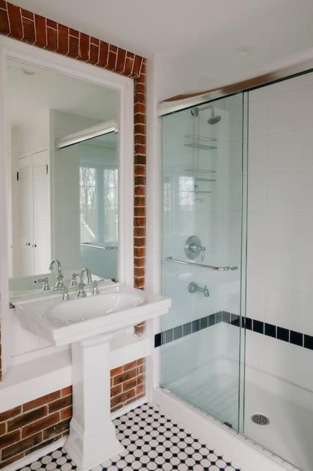 Lakeview Luxury Farmhouse Retreat - Hot Tub - Games Room