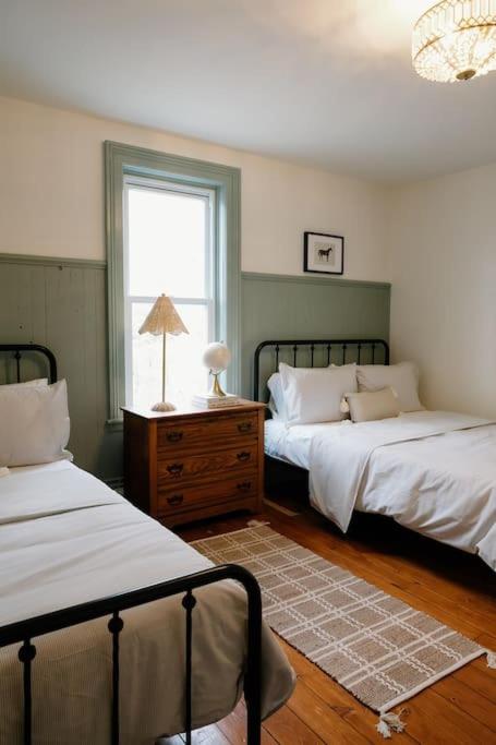 Lakeview Luxury Farmhouse Retreat - Hot Tub - Games Room