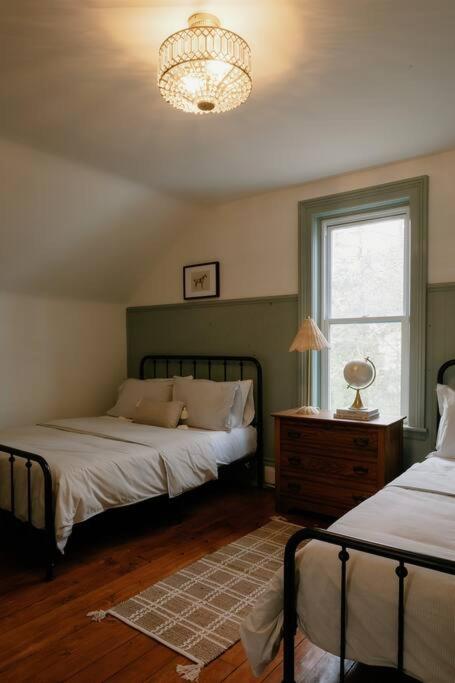 Lakeview Luxury Farmhouse Retreat - Hot Tub - Games Room