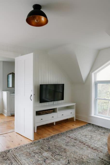 Lakeview Luxury Farmhouse Retreat - Hot Tub - Games Room
