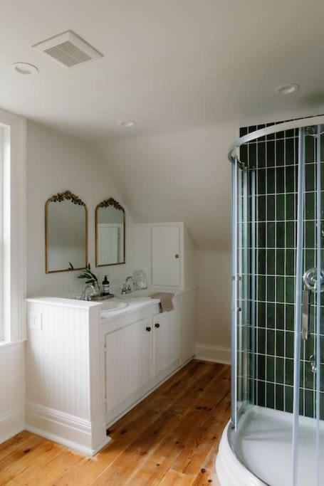 Lakeview Luxury Farmhouse Retreat - Hot Tub - Games Room