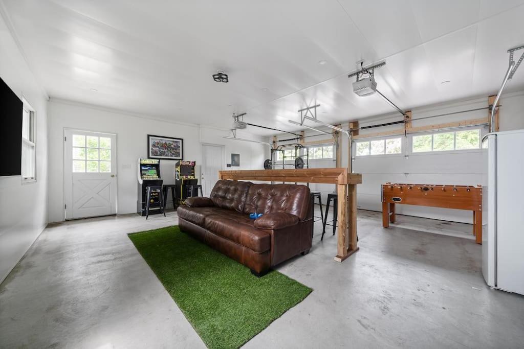 Lakeview Luxury Farmhouse Retreat - Hot Tub - Games Room