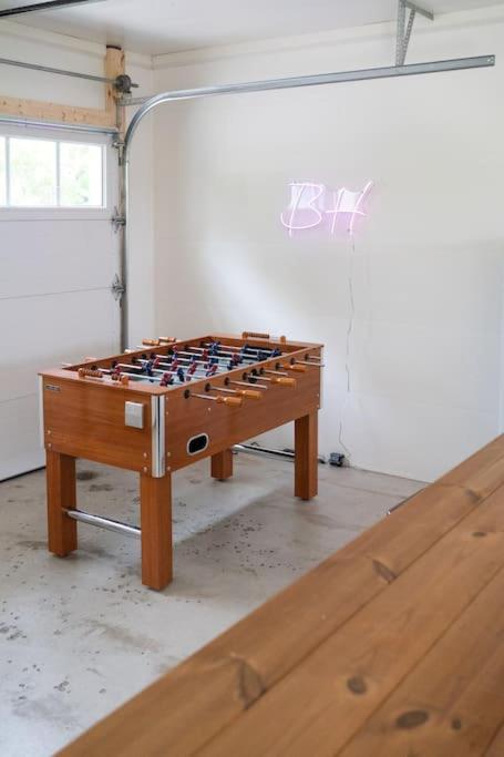 Lakeview Luxury Farmhouse Retreat - Hot Tub - Games Room
