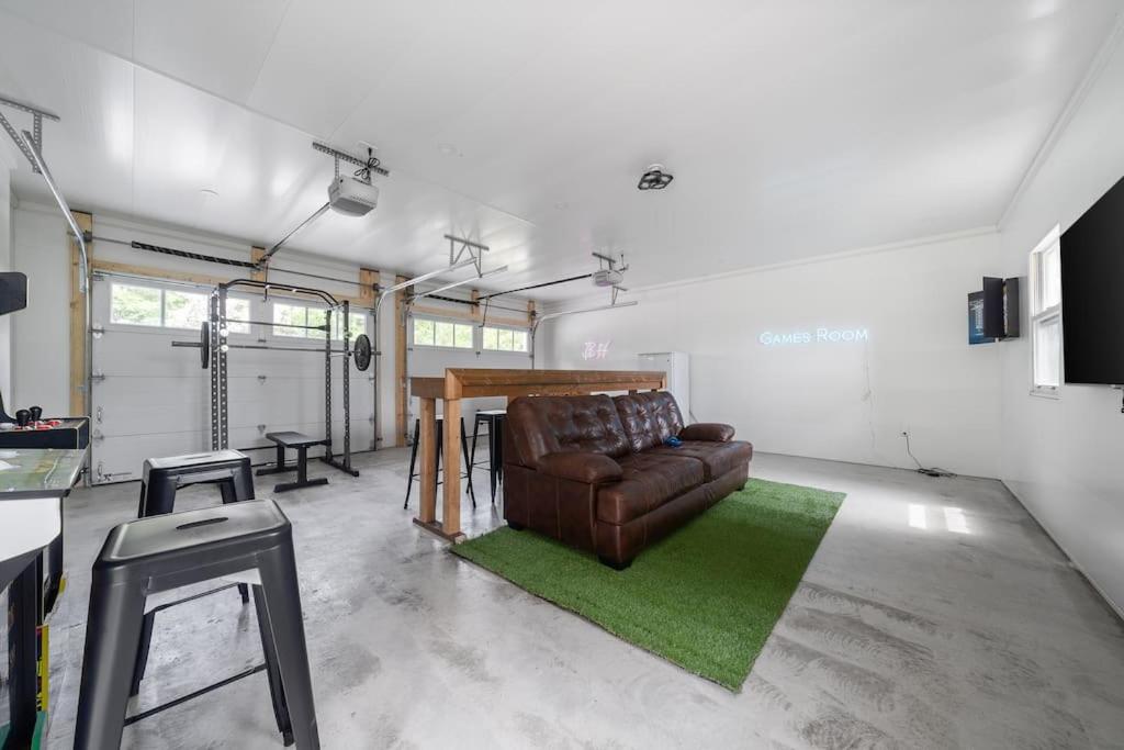 Lakeview Luxury Farmhouse Retreat - Hot Tub - Games Room