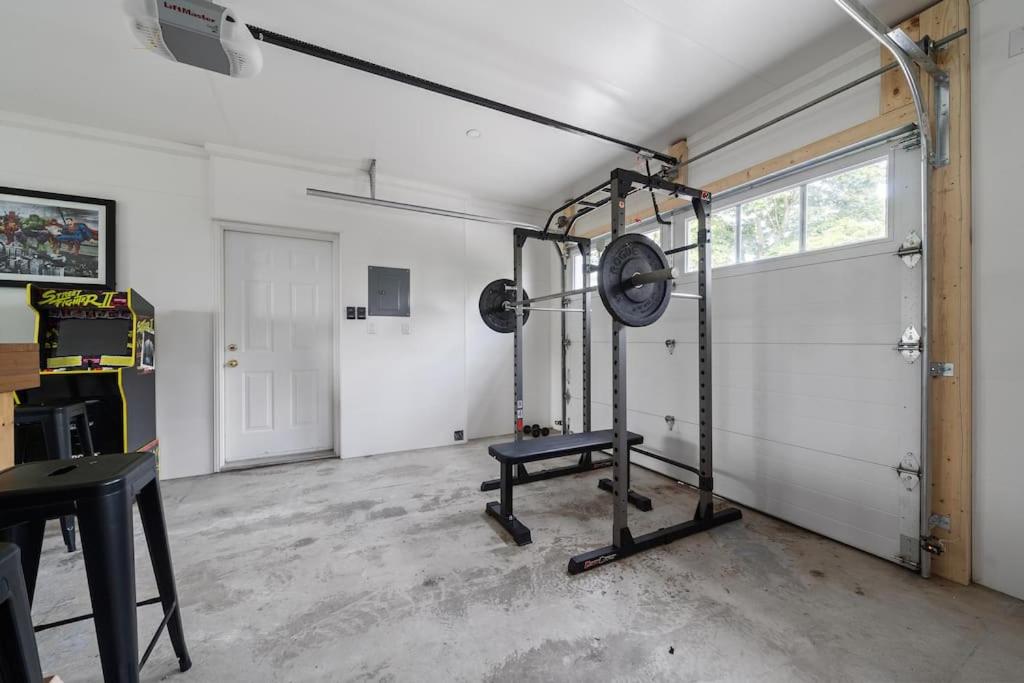 Lakeview Luxury Farmhouse Retreat - Hot Tub - Games Room