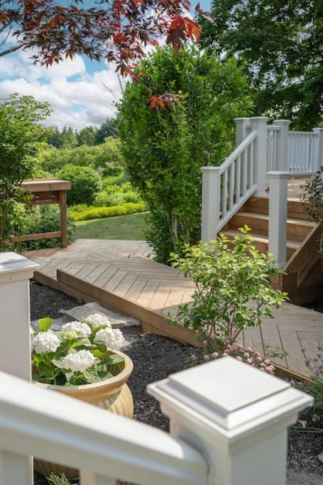 Lakeview Luxury Farmhouse Retreat - Hot Tub - Games Room