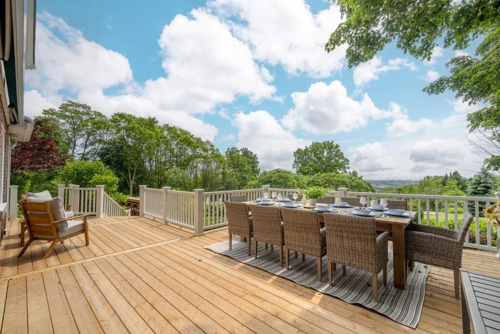 Lakeview Luxury Farmhouse Retreat - Hot Tub - Games Room