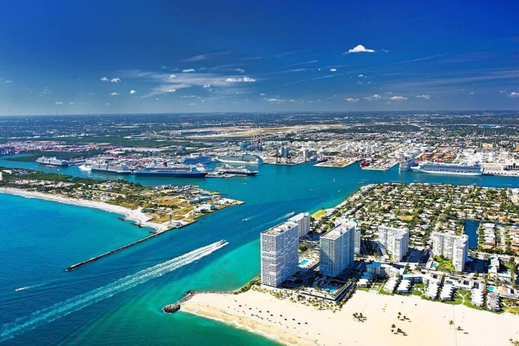Seaside Escape Steps to Beach, Dining, Shopping and Las Olas! view 2
