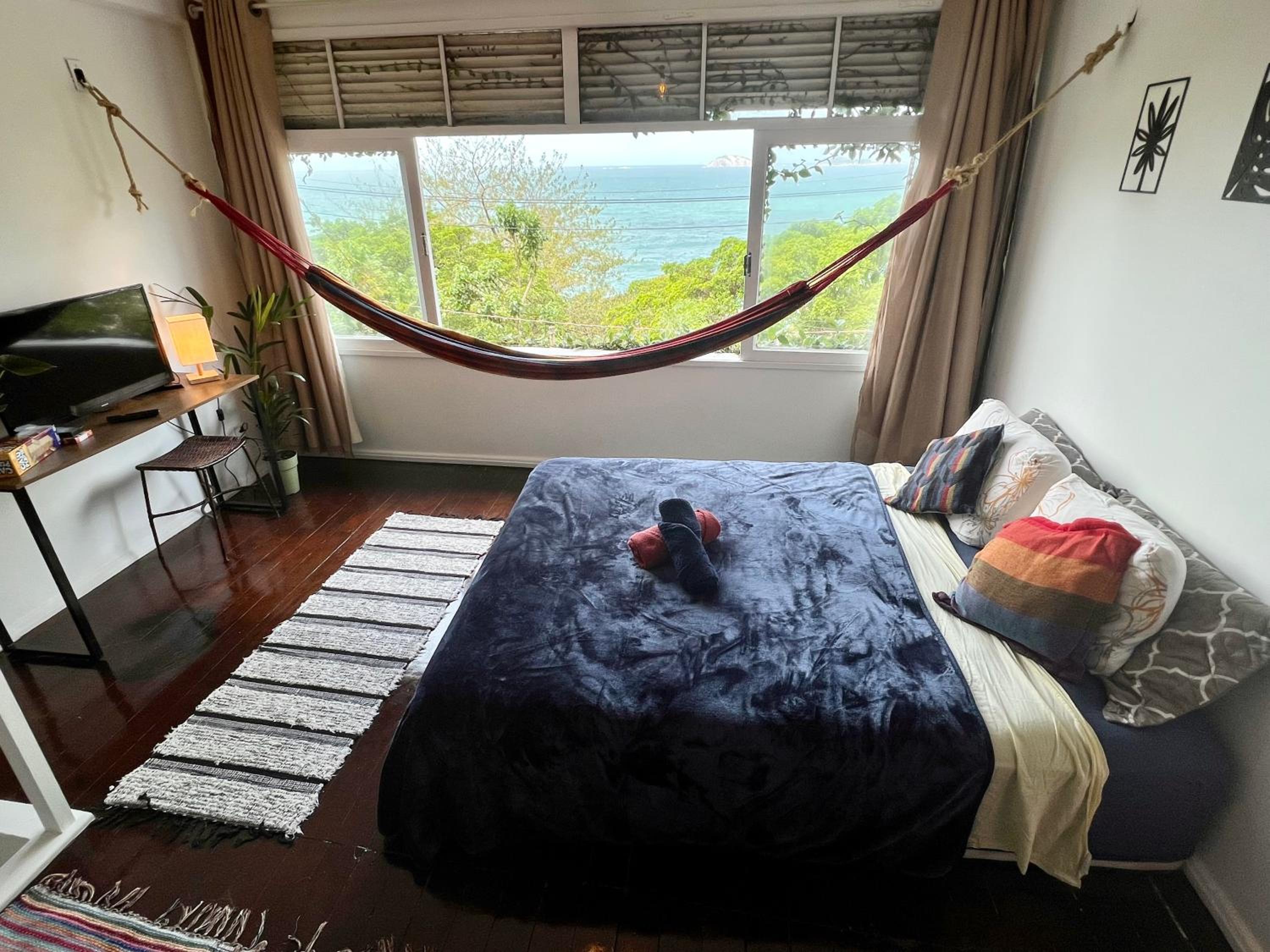 Ocean View House of Zepp - Good neighbourhood, 5 minute walk to the beach, stunning sunrise views