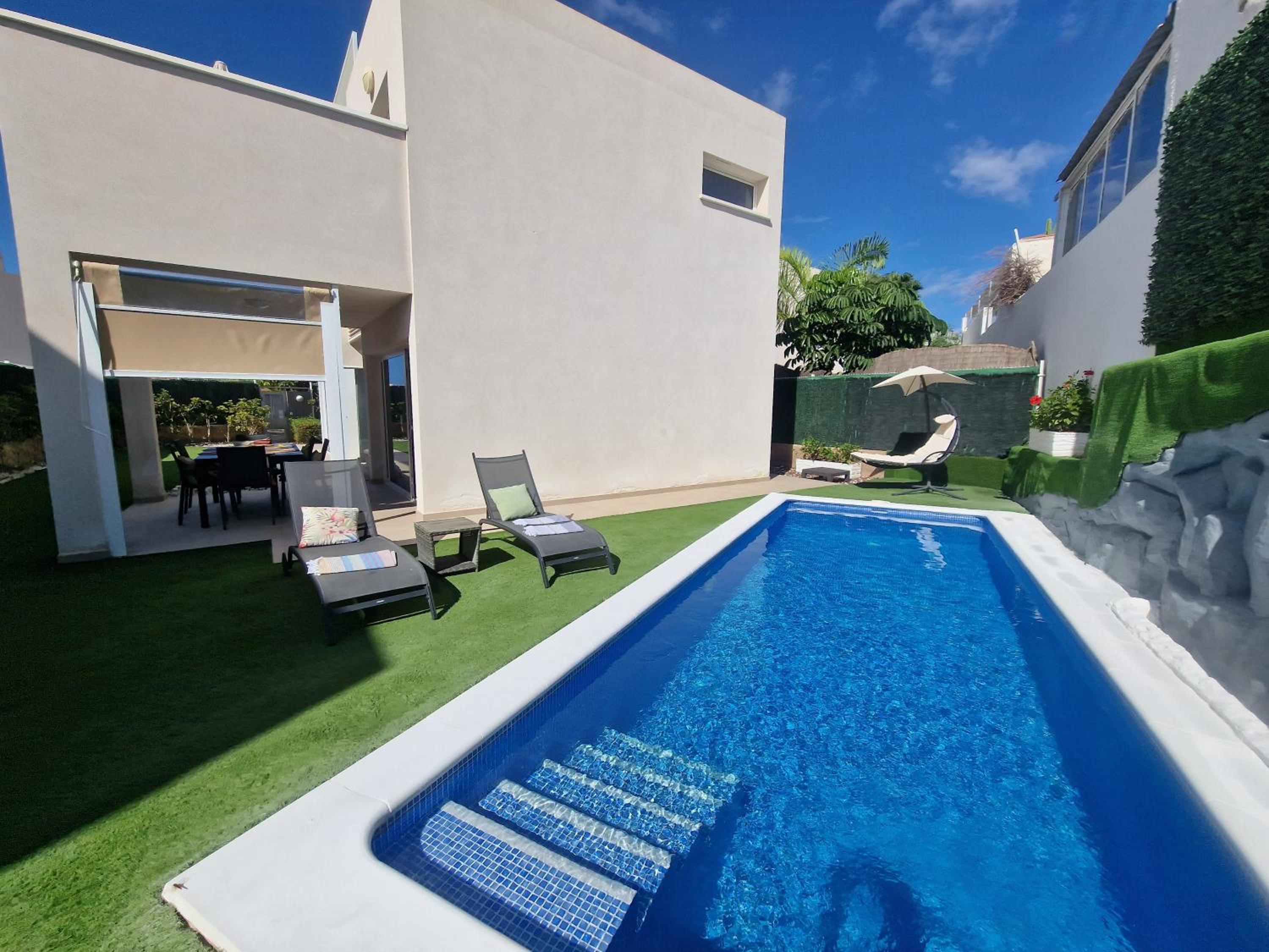 Villa Paraiso-Luxury Villa with Heated Pool
