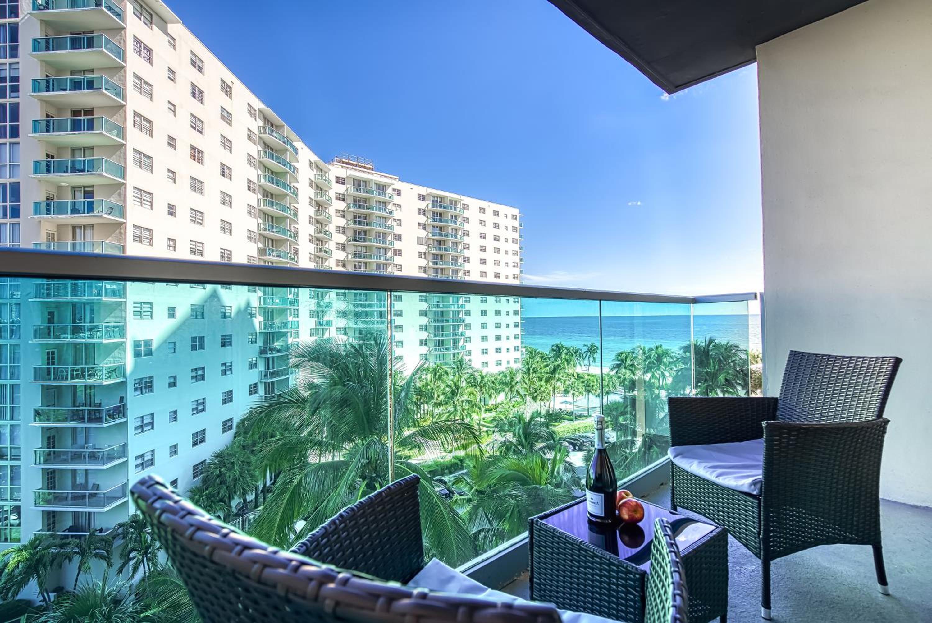 Oceanview 1 bedroom beachfront, king bed, with pool&gym view 2