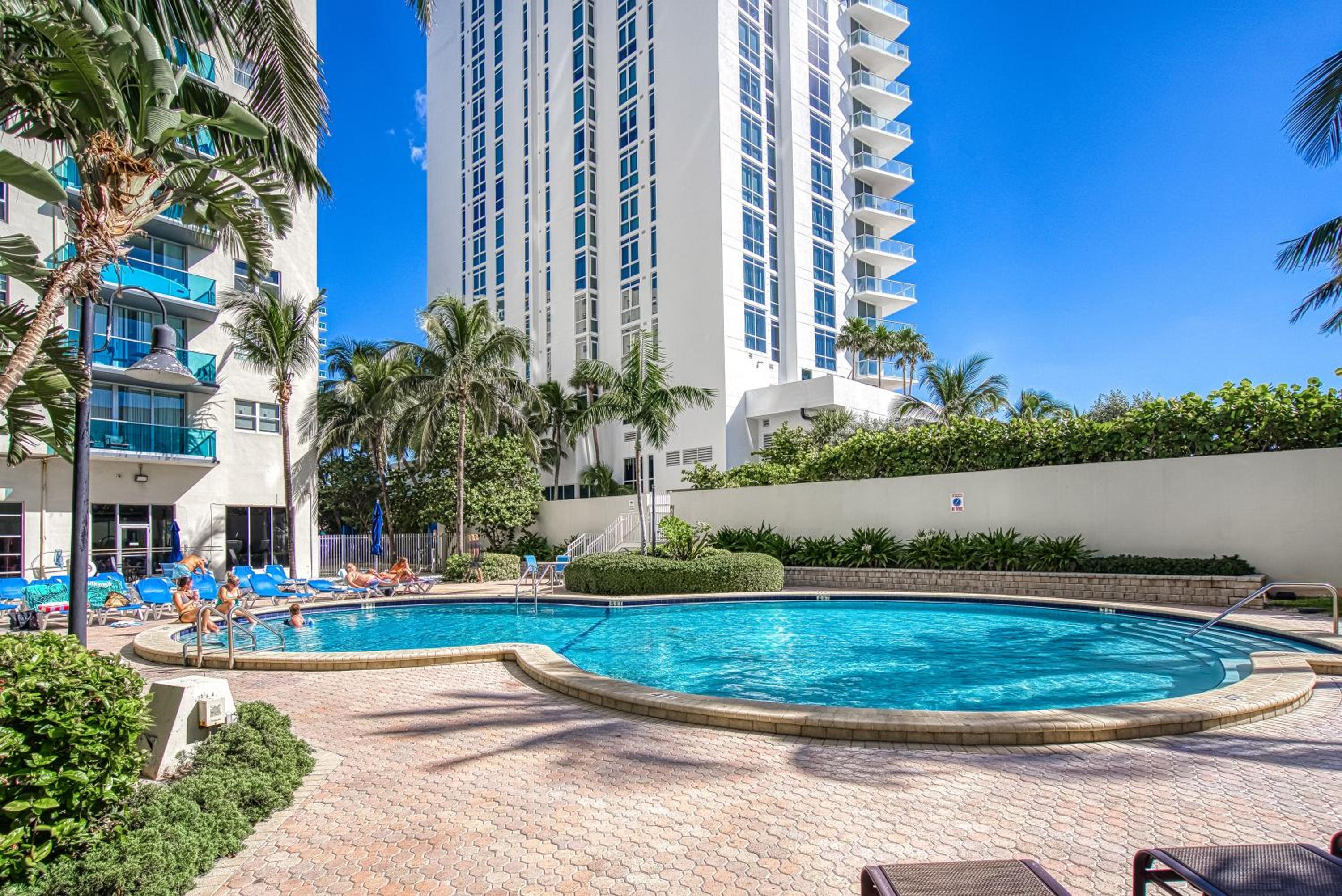 Oceanview 1 bedroom beachfront, king bed, with pool&gym view 3