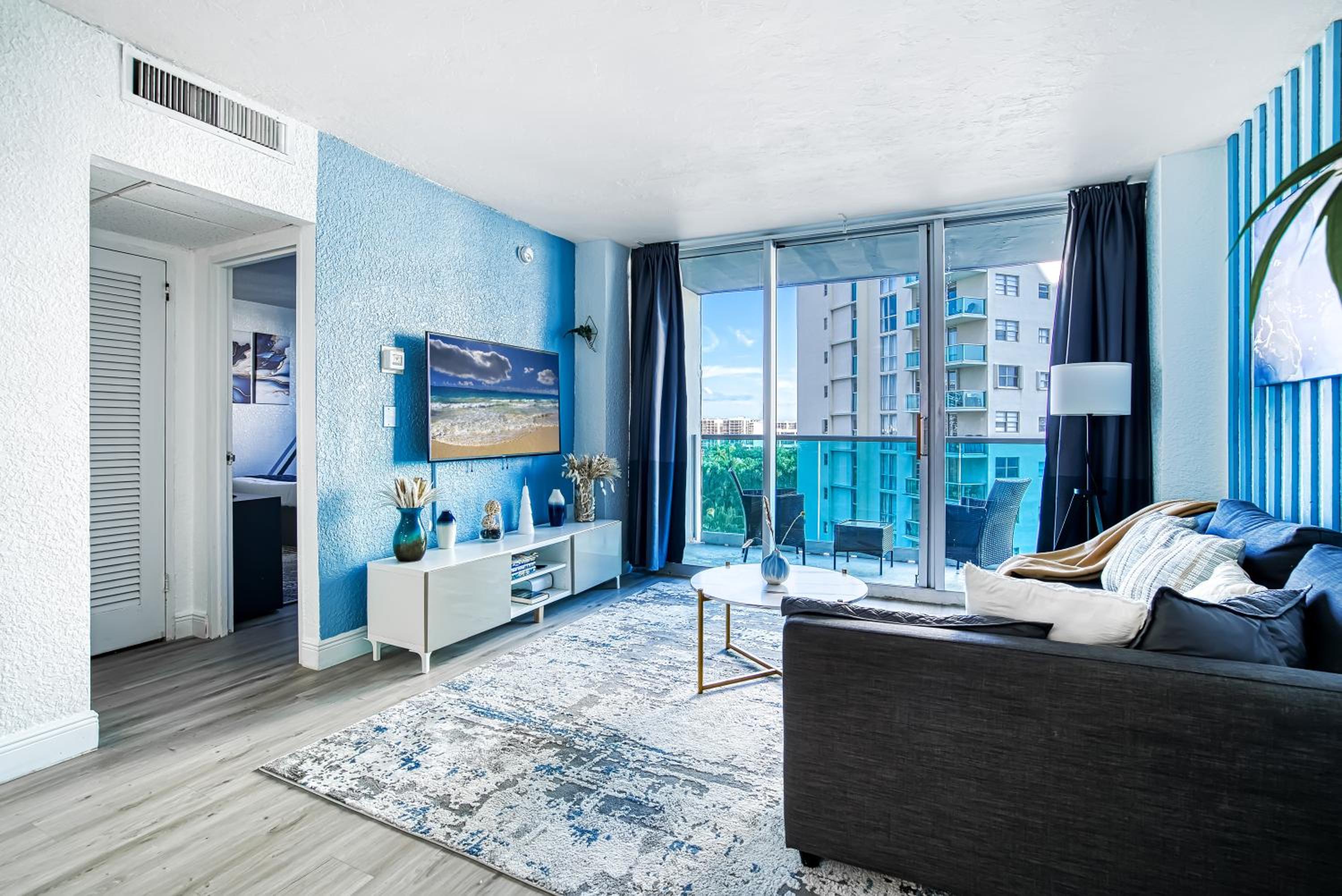 Oceanview 1 bedroom beachfront, king bed, with pool&gym view 4