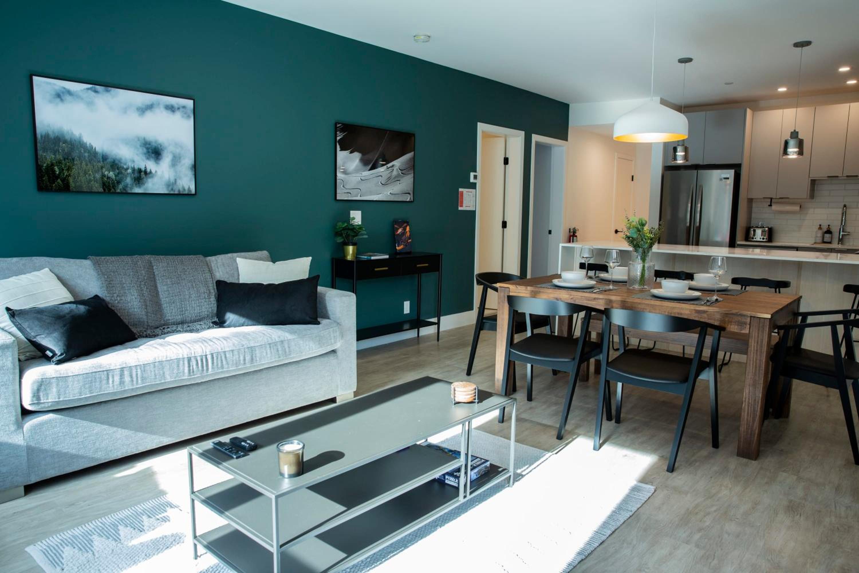 Ski & Tee Retreat Bright Three Bedroom and Hot Tub