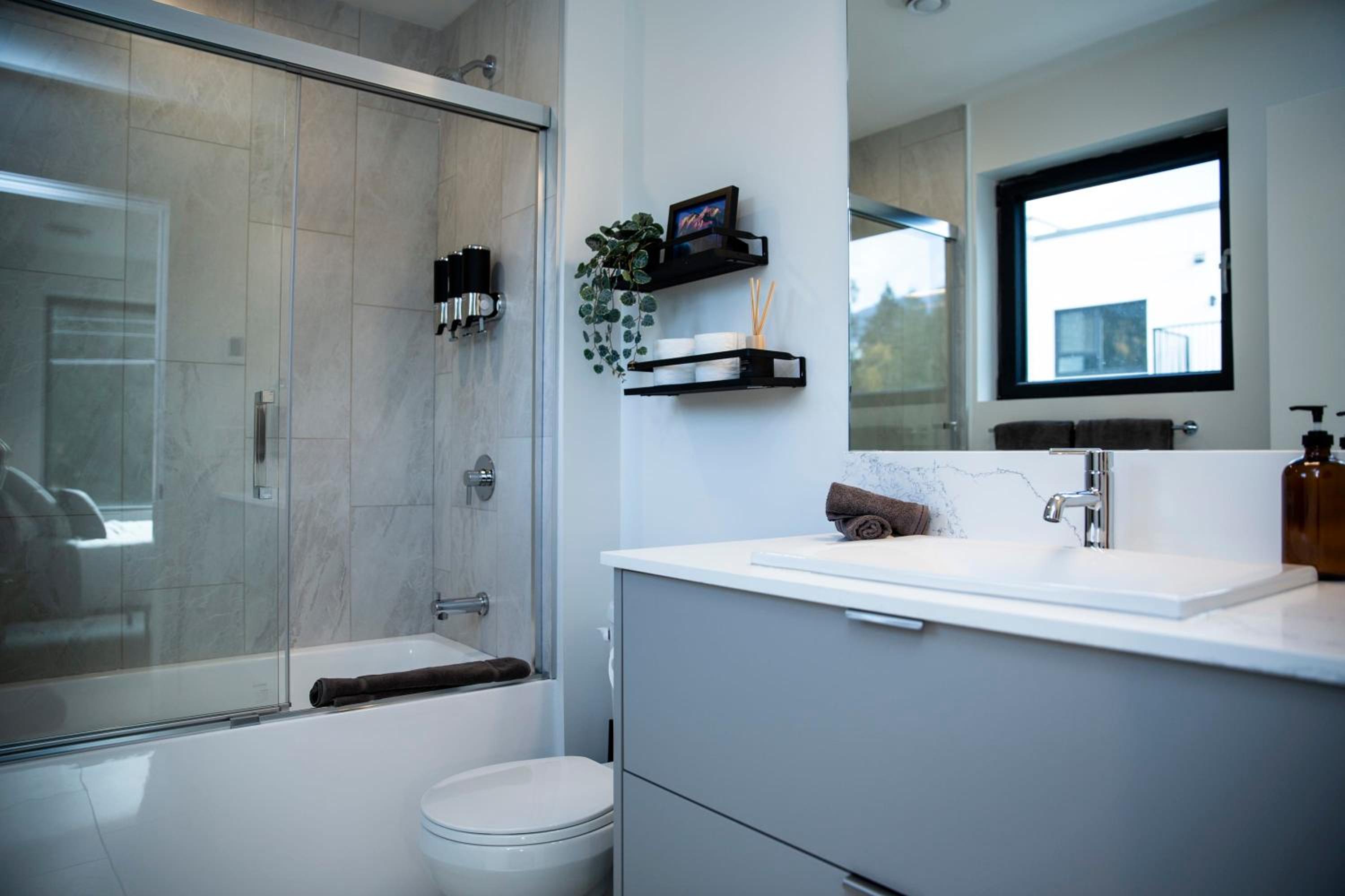 Ski & Tee Retreat Bright Three Bedroom and Hot Tub
