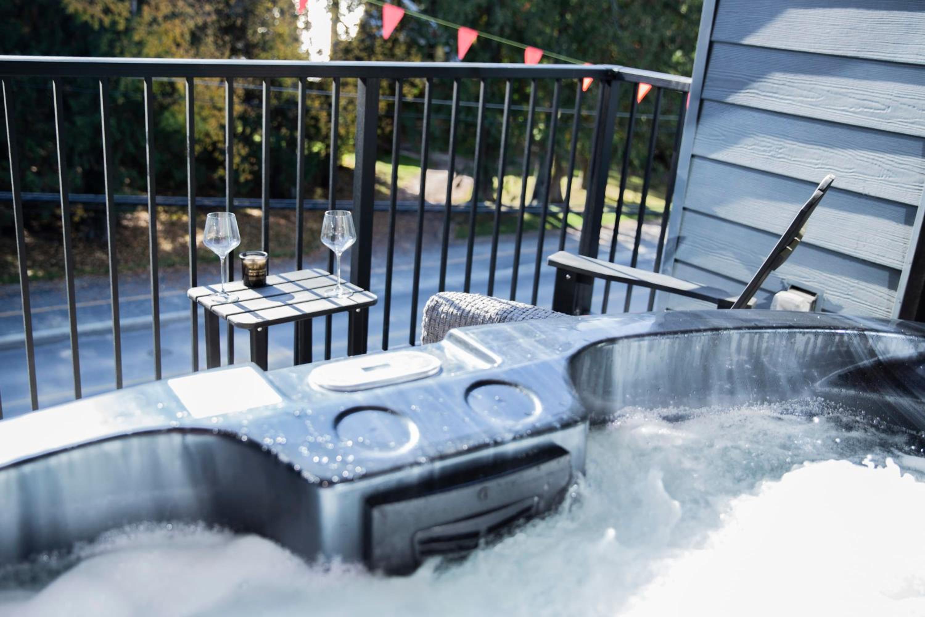 Ski & Tee Retreat Bright Three Bedroom and Hot Tub
