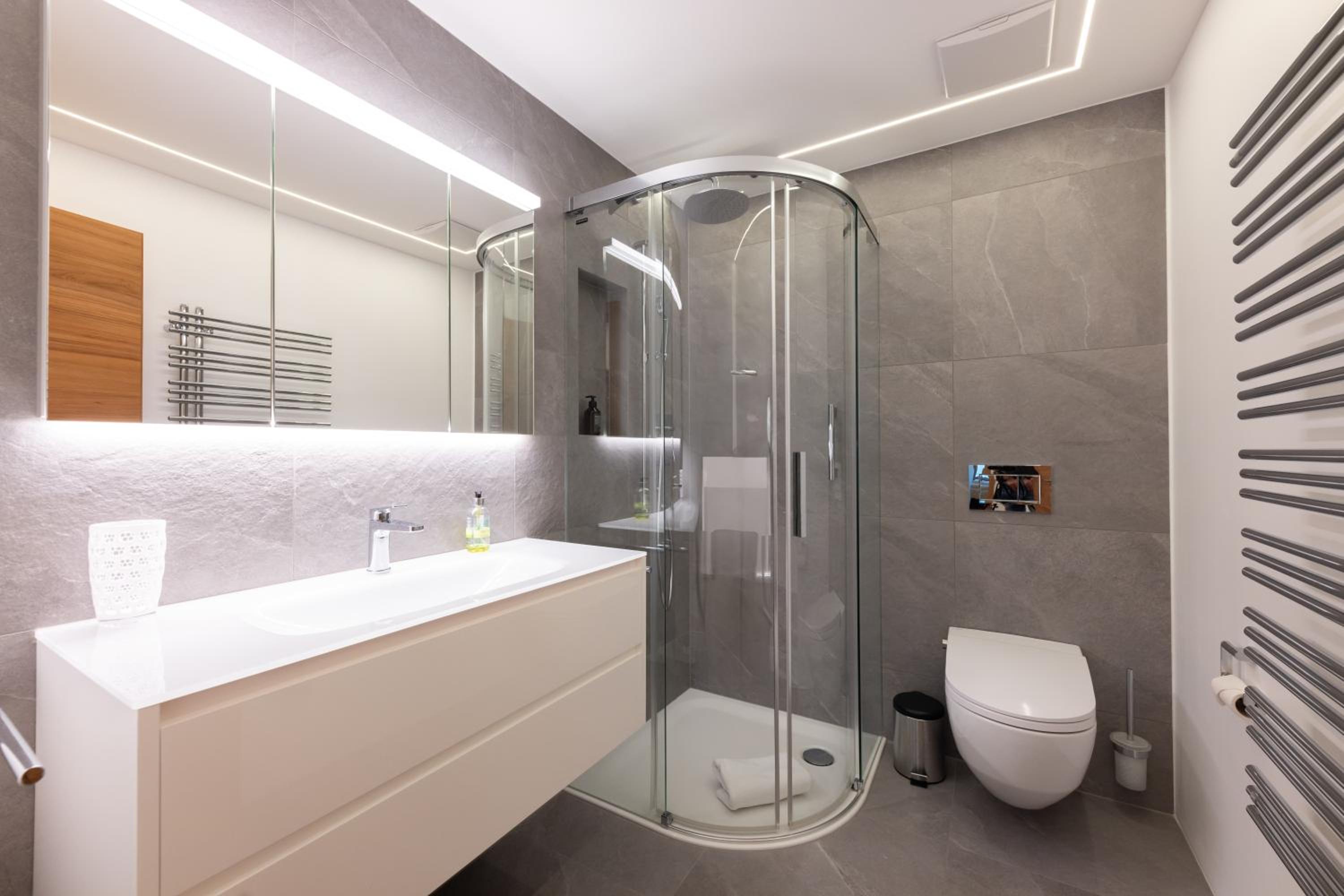 New! Exclusive Apartment 3min to Chantarella Bahn view 3