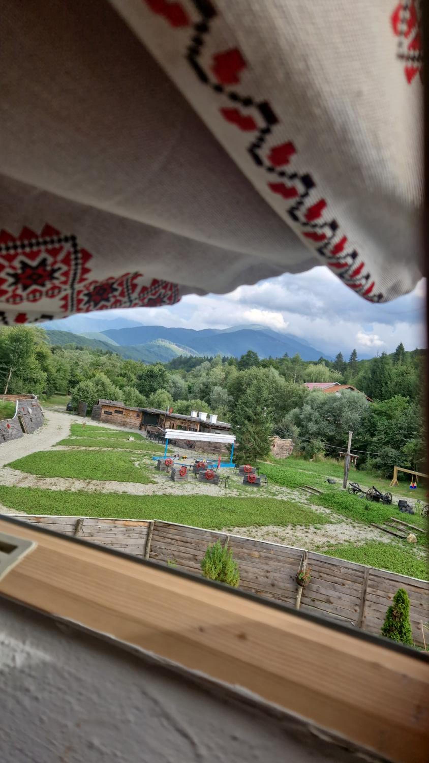 Porumbacu Mountain Views - Cabană cu Piscină