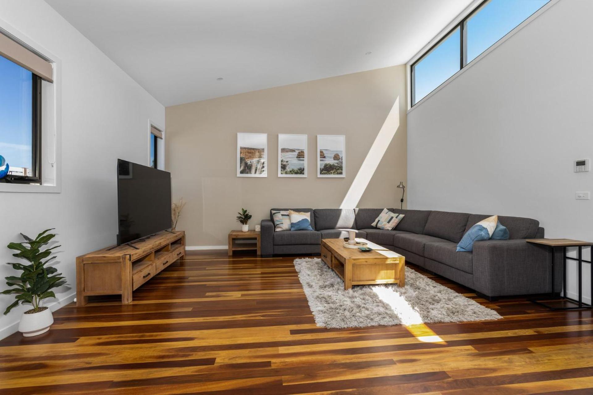 Ocean Breeze in Broadbeach - Linen, heated pool, Free EV Charger